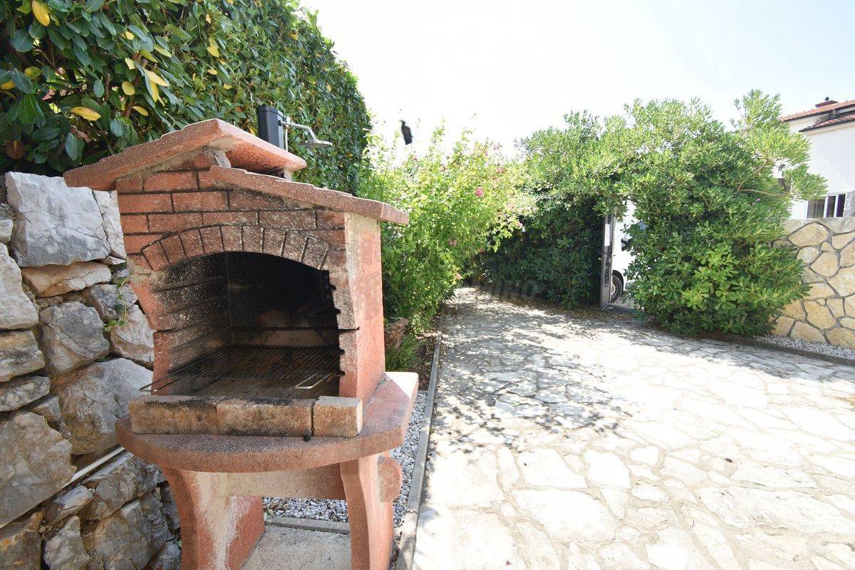 Apartma v mestu Krk s čudovitim vrtom!