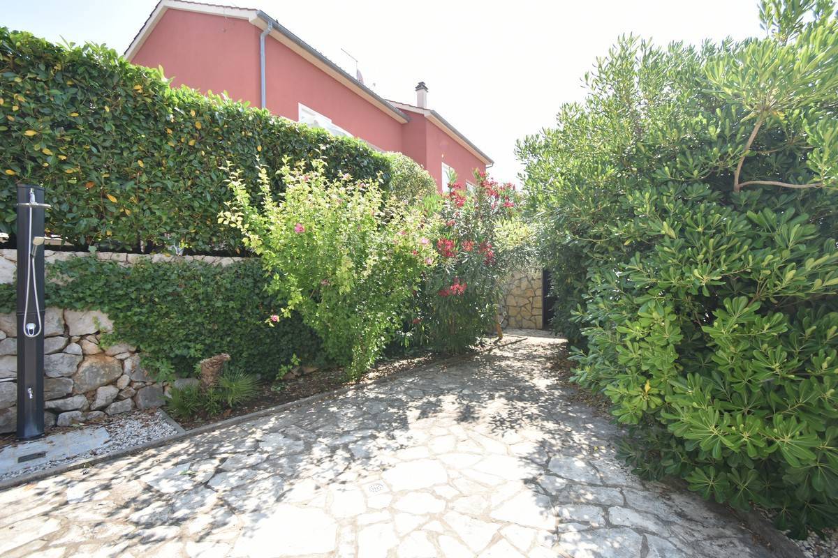 Apartma v mestu Krk s čudovitim vrtom!