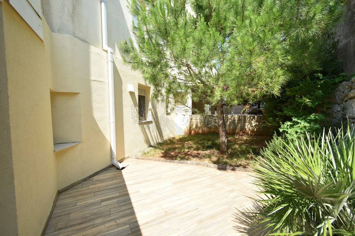 Apartma v mestu Krk s čudovitim vrtom!