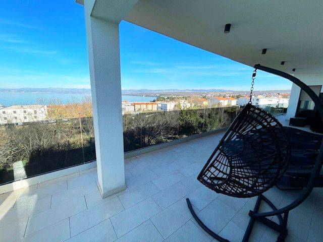 Luksuzni penthouse z bazenom na strehi in odprtim pogledom na morje!