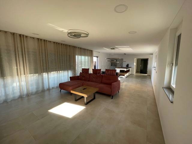 Luksuzni penthouse z bazenom na strehi in odprtim pogledom na morje!