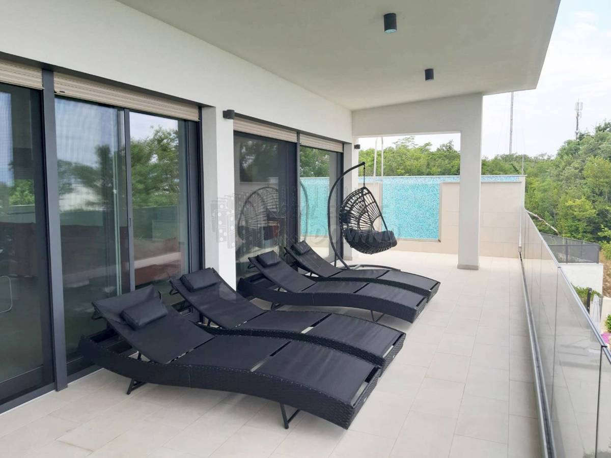 Luksuzni penthouse z bazenom na strehi in odprtim pogledom na morje!