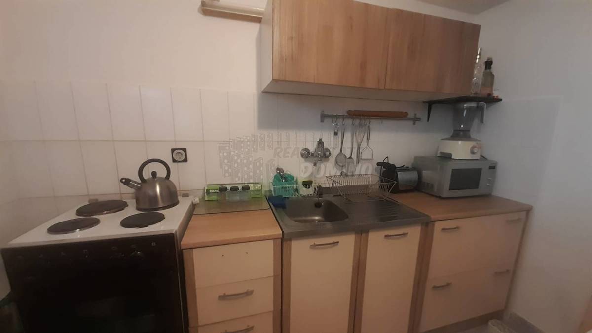 Hiša s 3 ločenimi apartmaji in vrtom! Njivice