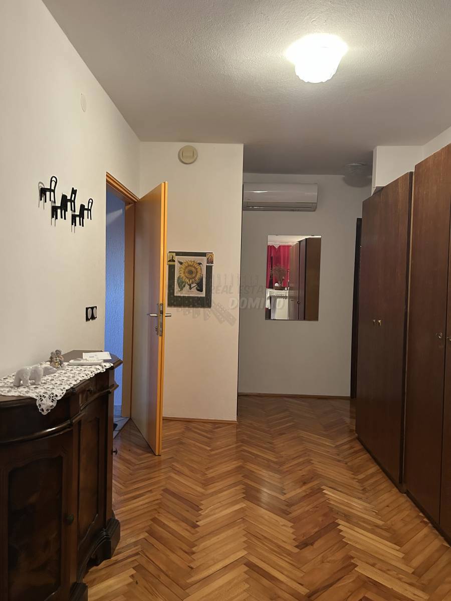 Hiša s 3 ločenimi apartmaji in vrtom! Njivice