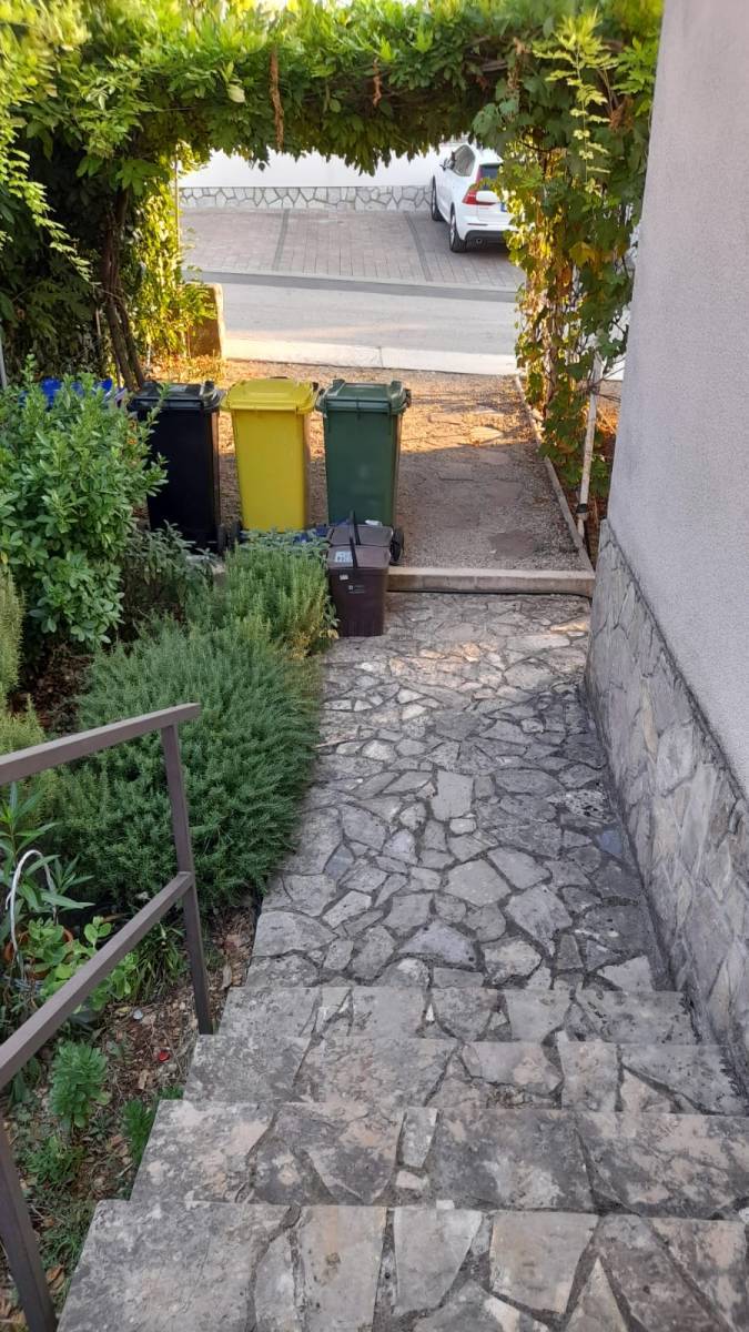 Hiša s 3 ločenimi apartmaji in vrtom! Njivice