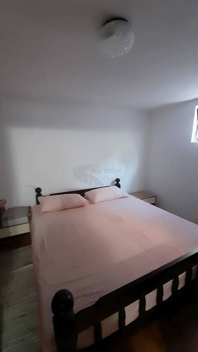 Hiša s 3 ločenimi apartmaji in vrtom! Njivice