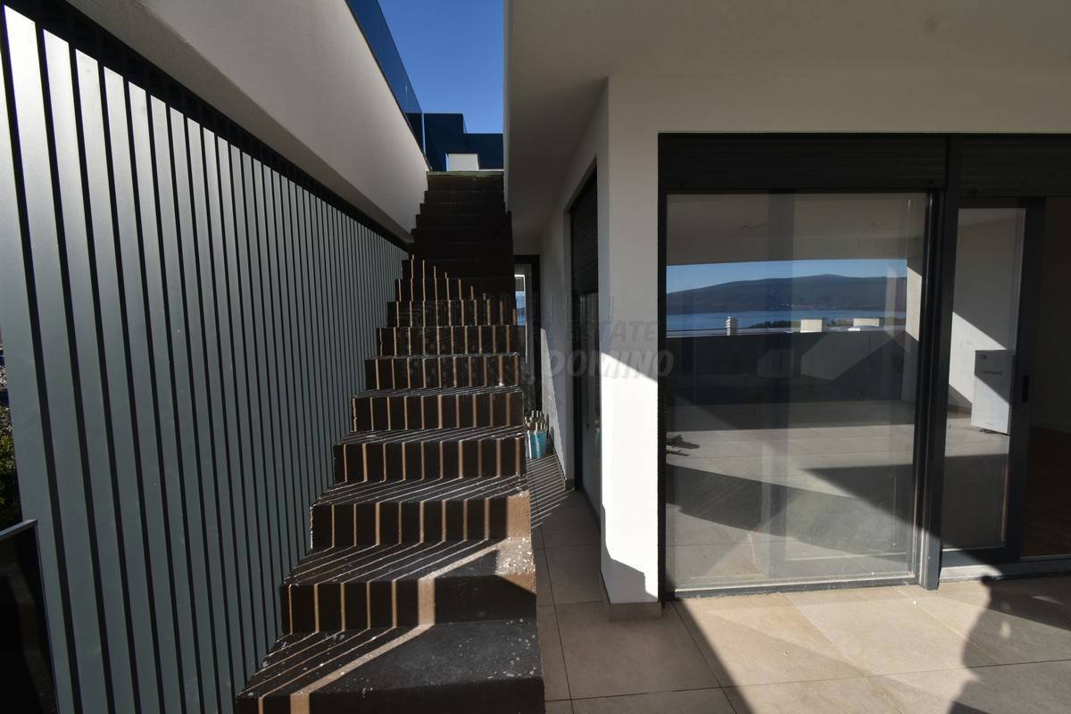 Prostorno stanovanje z bazenom na strešni terasi!