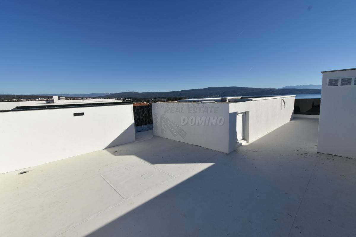 Prostorno stanovanje z bazenom na strešni terasi!