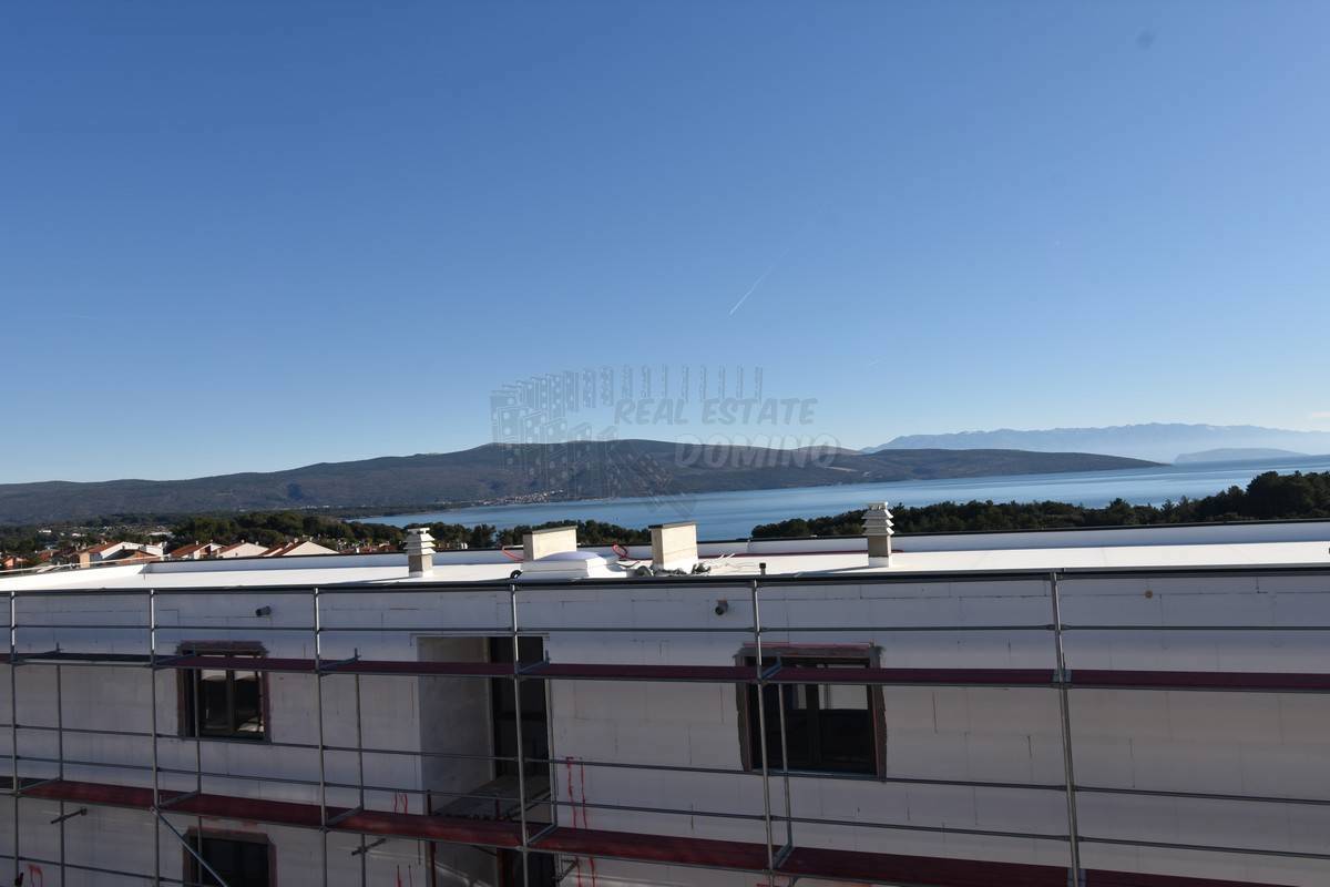 Prostorno stanovanje z bazenom na strešni terasi!