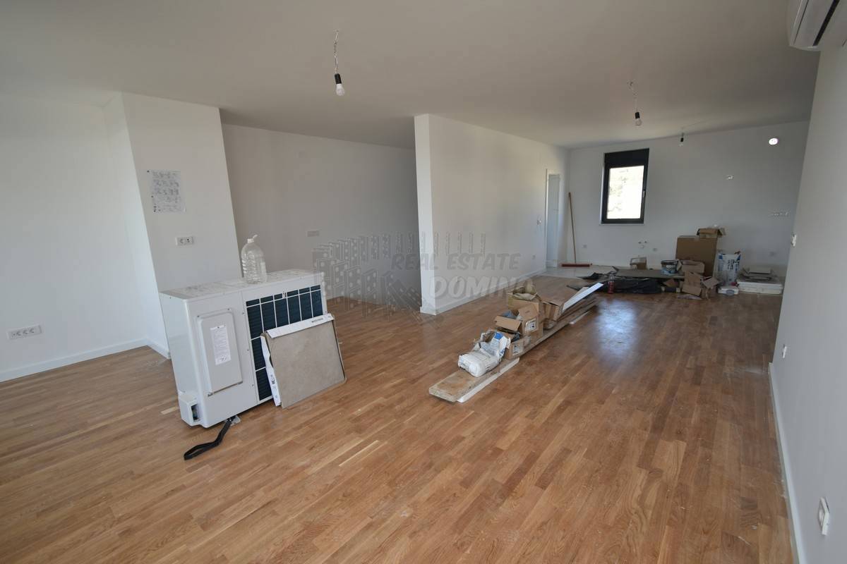 Prostorno stanovanje z bazenom na strešni terasi!