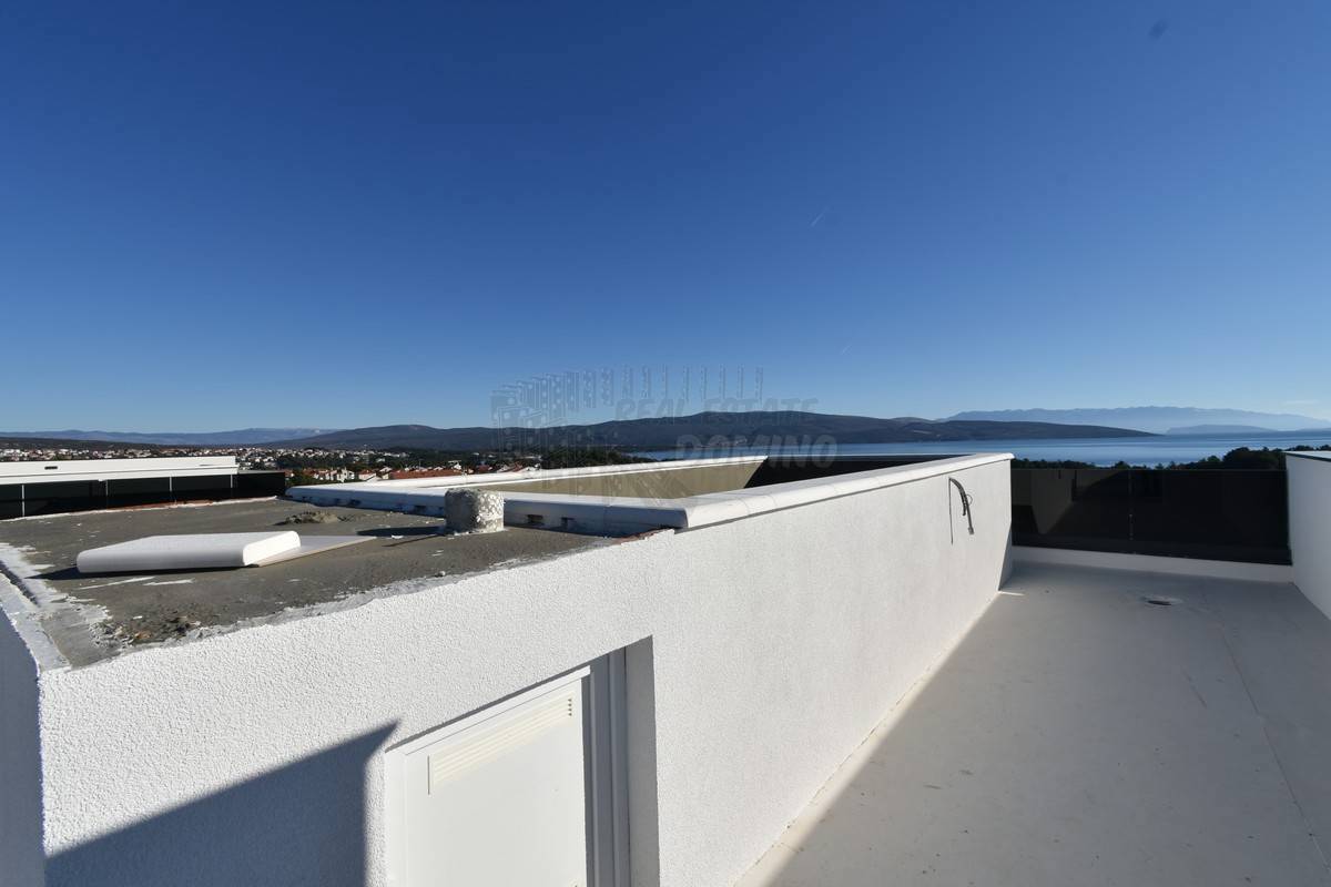 Prostorno stanovanje z bazenom na strešni terasi!