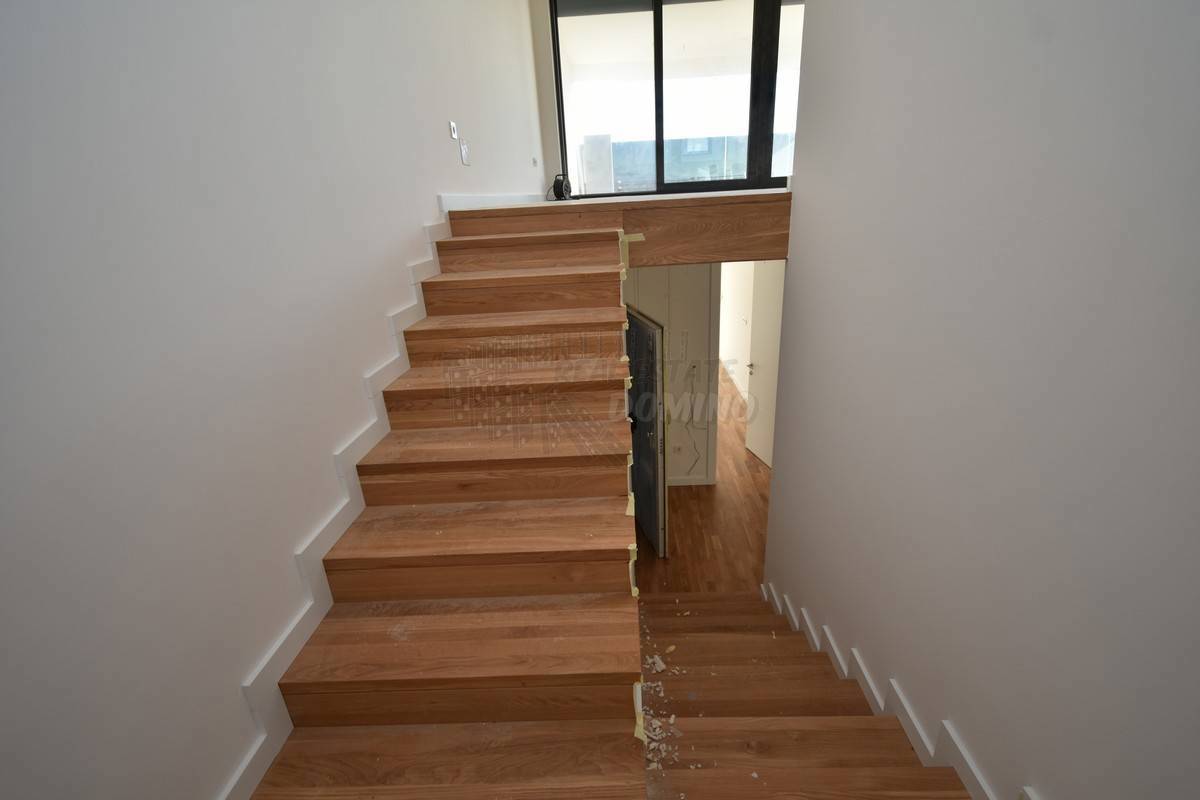 Prostorno stanovanje z bazenom na strešni terasi!