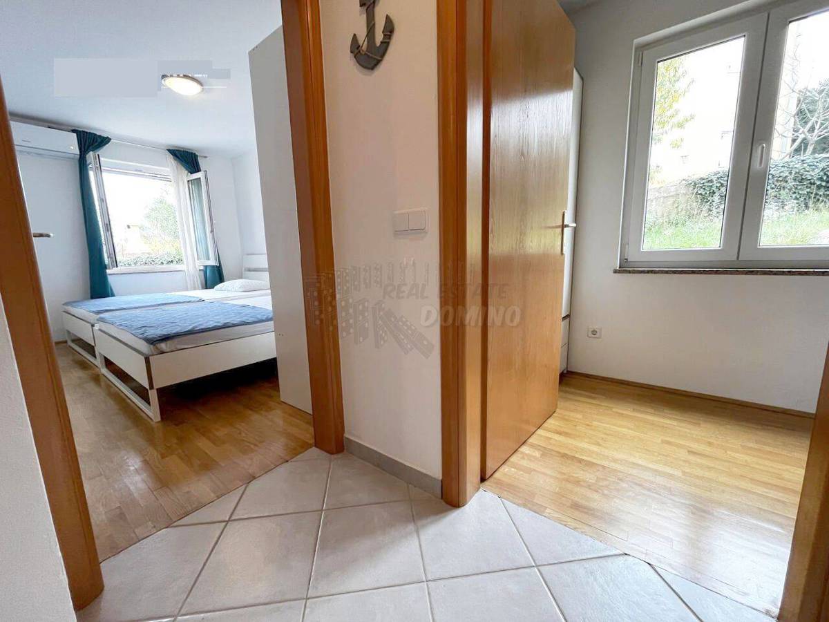 Stanovanje s čudovitim vrtom in razgledom! Zaliv Soline!