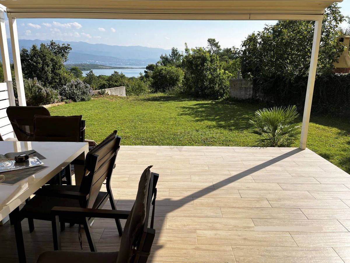 Stanovanje s čudovitim vrtom in razgledom! Zaliv Soline!