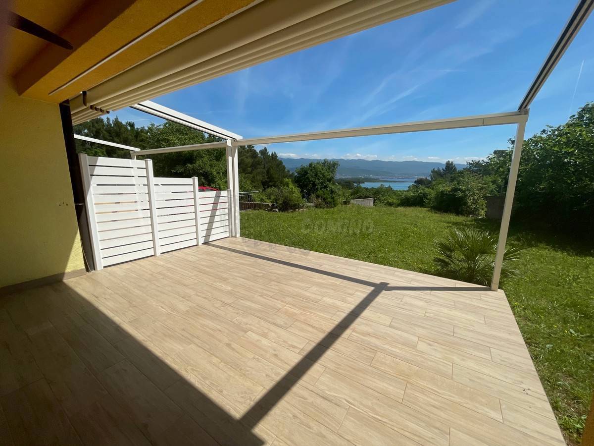 Stanovanje s čudovitim vrtom in razgledom! Zaliv Soline!