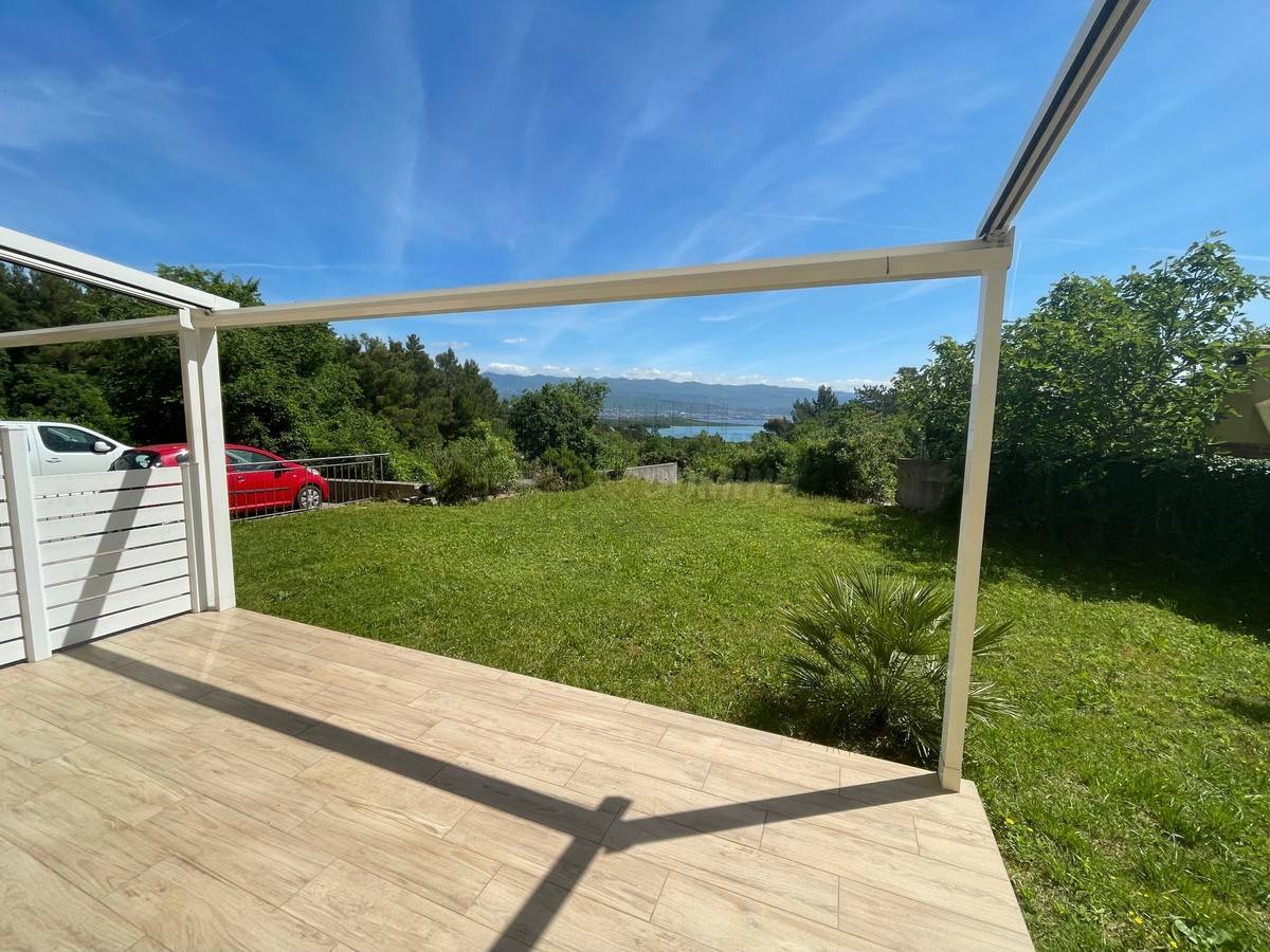 Stanovanje s čudovitim vrtom in razgledom! Zaliv Soline!