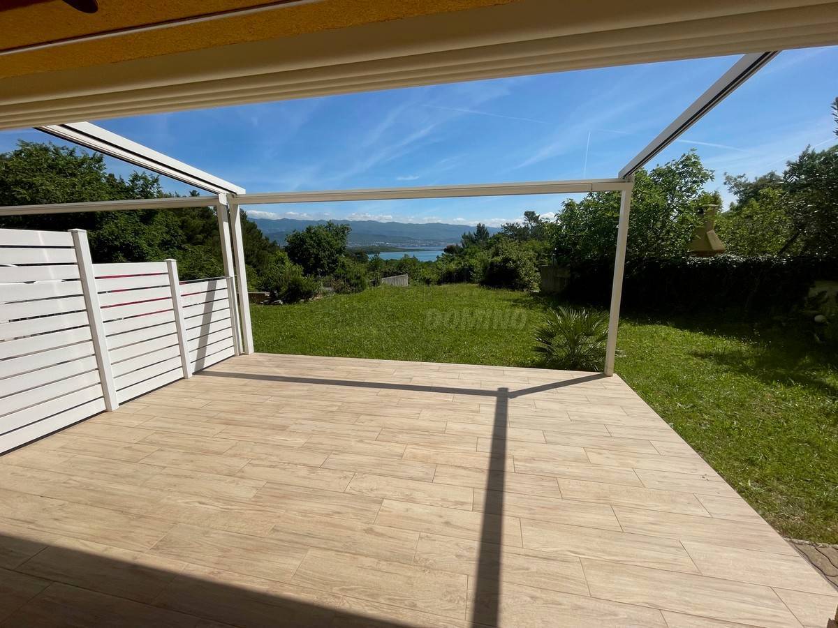 Stanovanje s čudovitim vrtom in razgledom! Zaliv Soline!