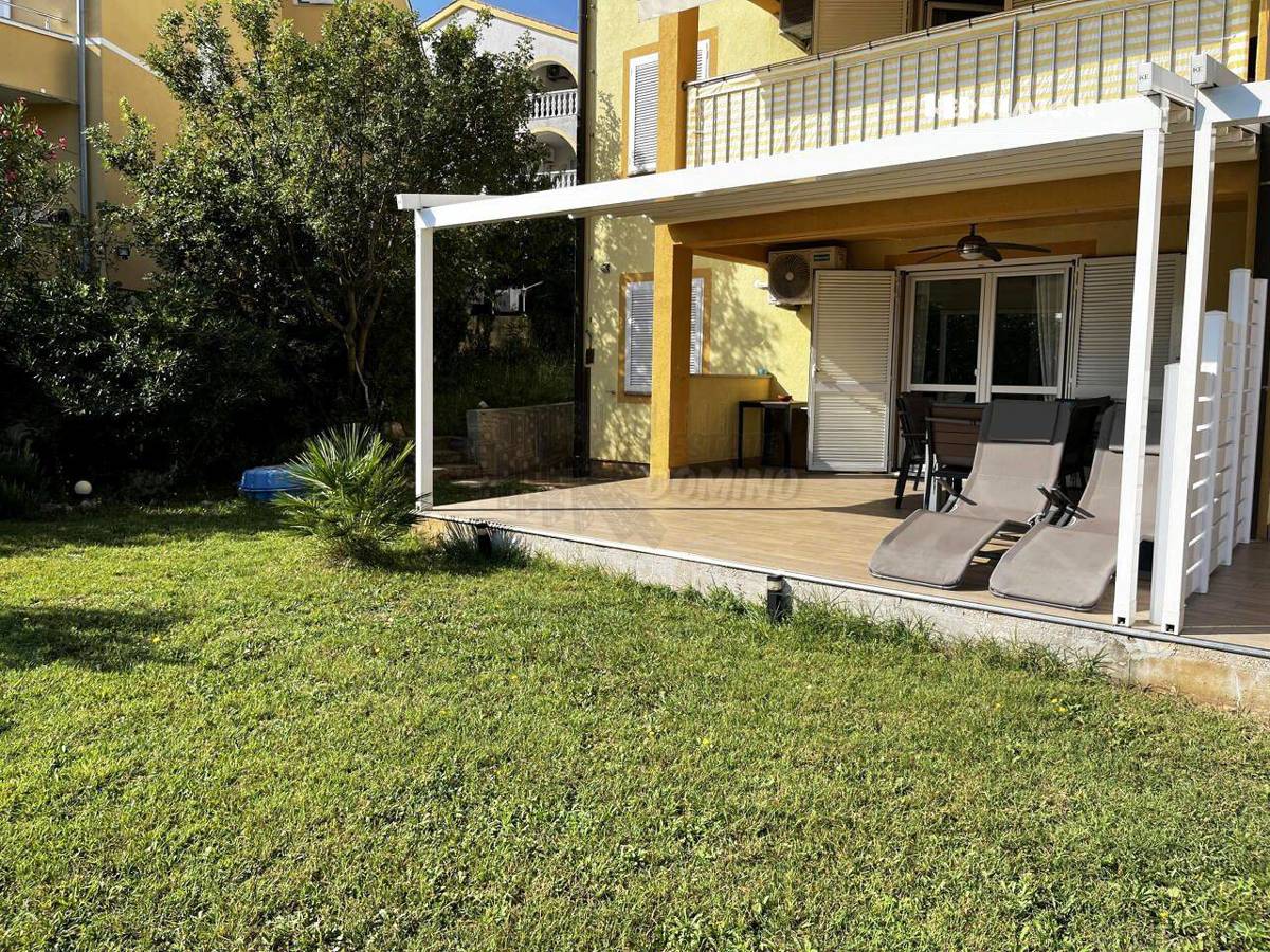 Stanovanje s čudovitim vrtom in razgledom! Zaliv Soline!