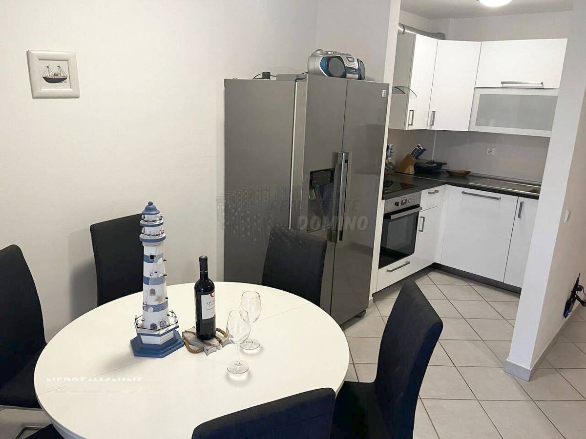 Stanovanje s čudovitim vrtom in razgledom! Zaliv Soline!