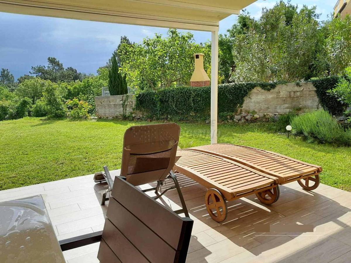 Stanovanje s čudovitim vrtom in razgledom! Zaliv Soline!