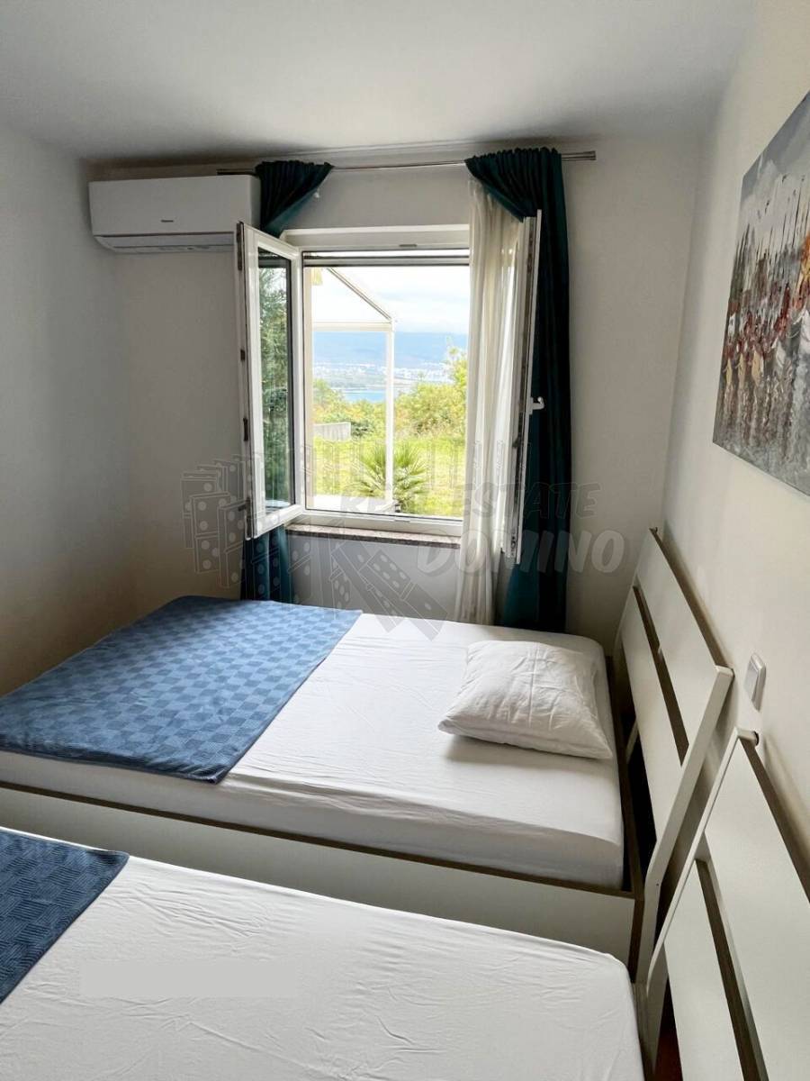 Stanovanje s čudovitim vrtom in razgledom! Zaliv Soline!