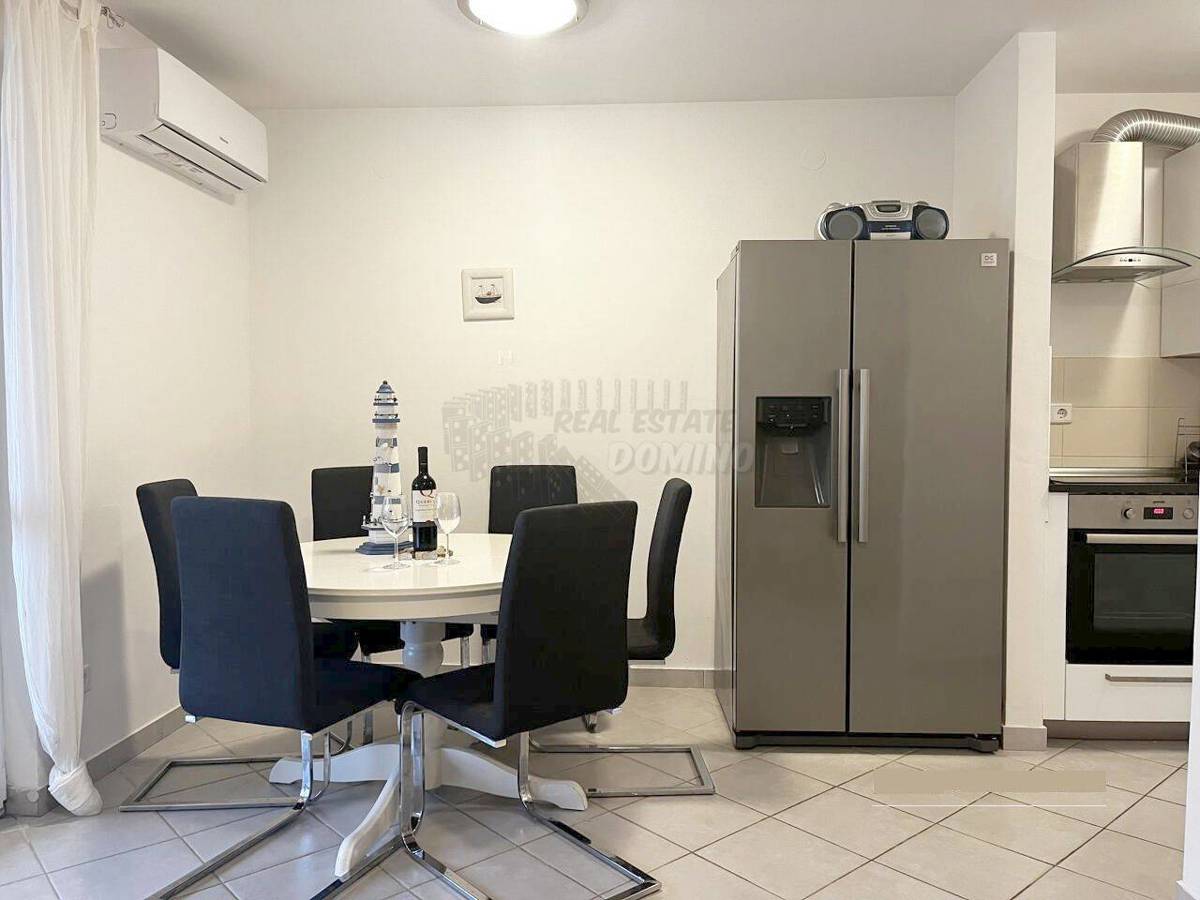 Stanovanje s čudovitim vrtom in razgledom! Zaliv Soline!