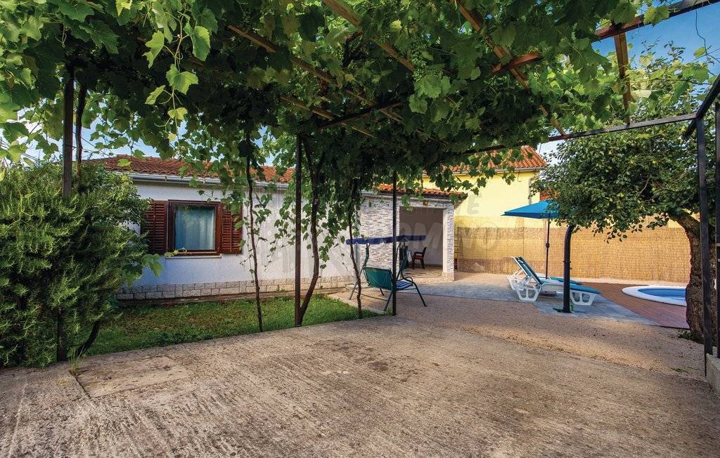 Čudovita hiša z grijanim bazenom! Otok Krk!