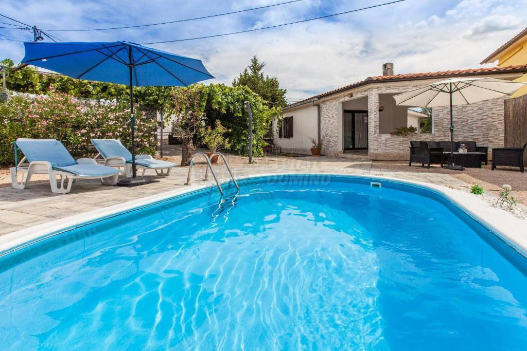 Čudovita hiša z grijanim bazenom! Otok Krk!