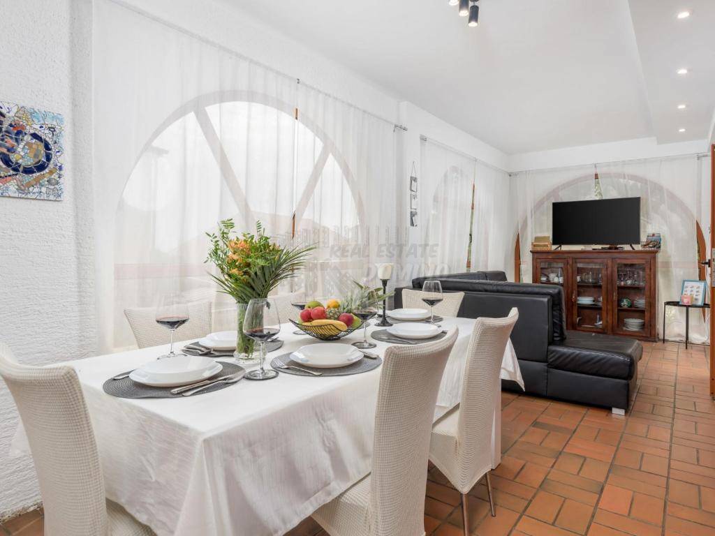 Hiša z bazenom in 6 spalnicami!! Mesto Krk - okolica!