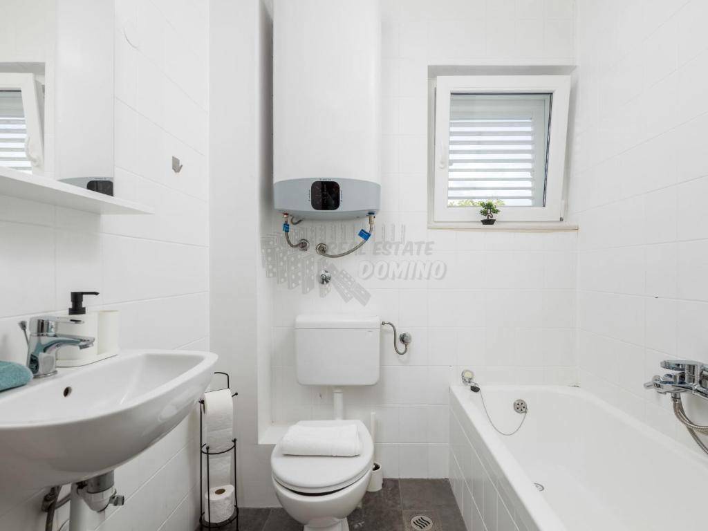 Hiša z bazenom in 6 spalnicami!! Mesto Krk - okolica!