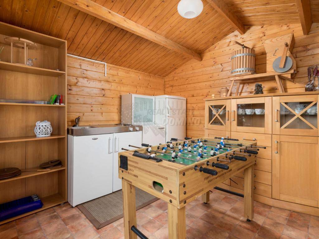 Hiša z bazenom in 6 spalnicami!! Mesto Krk - okolica!