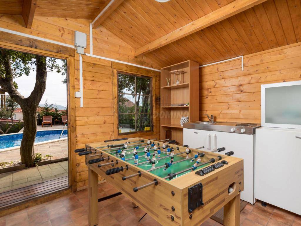 Hiša z bazenom in 6 spalnicami!! Mesto Krk - okolica!