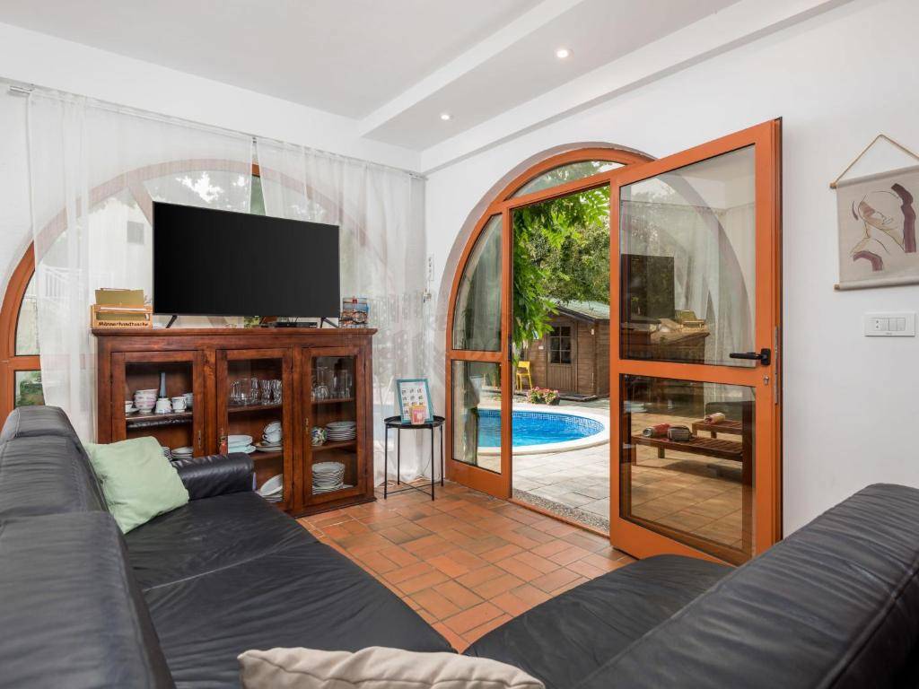 Hiša z bazenom in 6 spalnicami!! Mesto Krk - okolica!