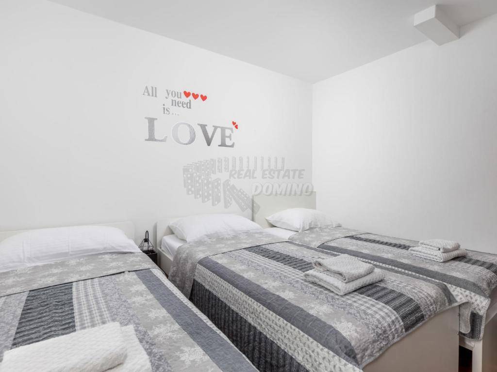 Hiša z bazenom in 6 spalnicami!! Mesto Krk - okolica!