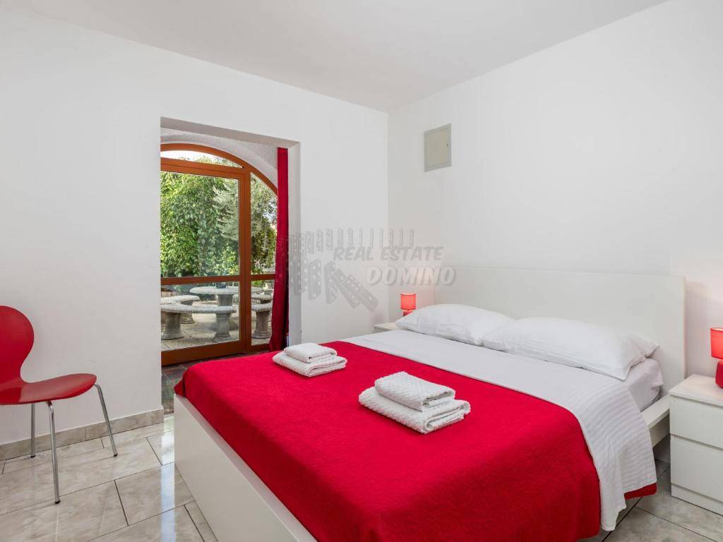 Hiša z bazenom in 6 spalnicami!! Mesto Krk - okolica!