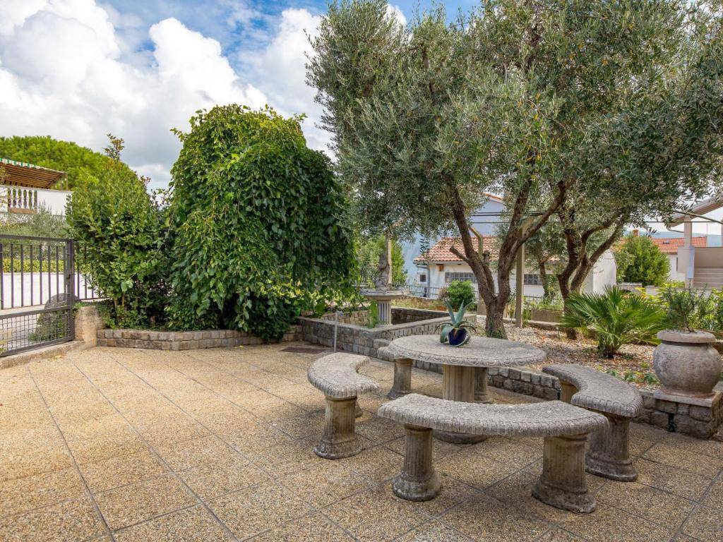 Hiša z bazenom in 6 spalnicami!! Mesto Krk - okolica!