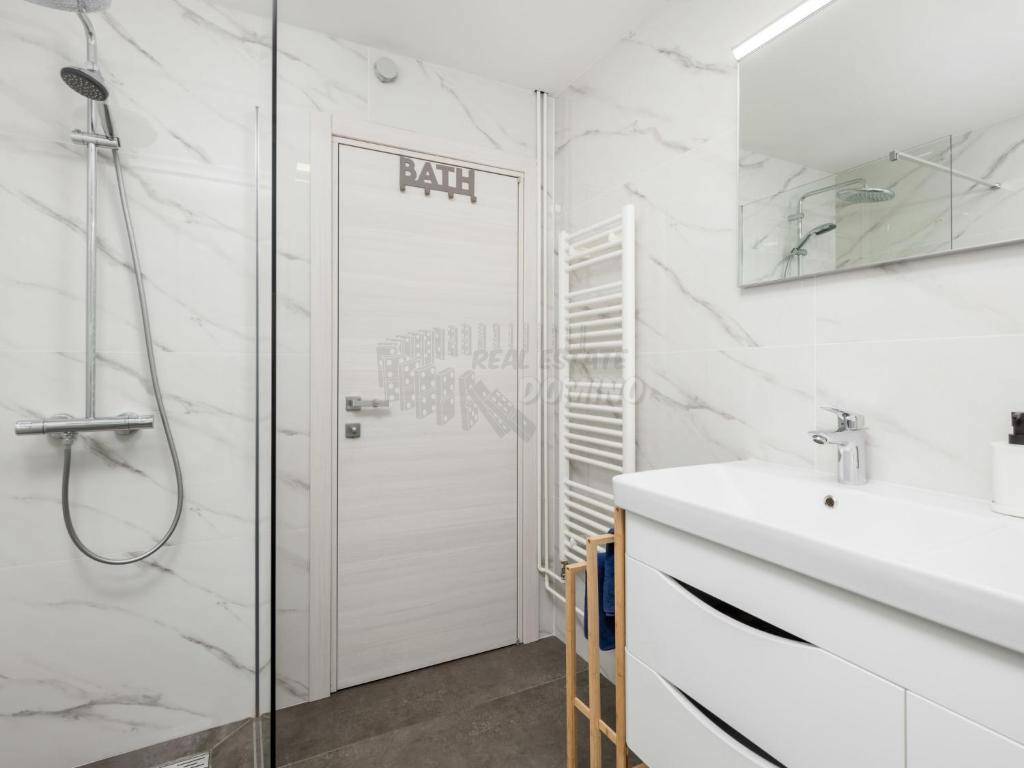 Hiša z bazenom in 6 spalnicami!! Mesto Krk - okolica!