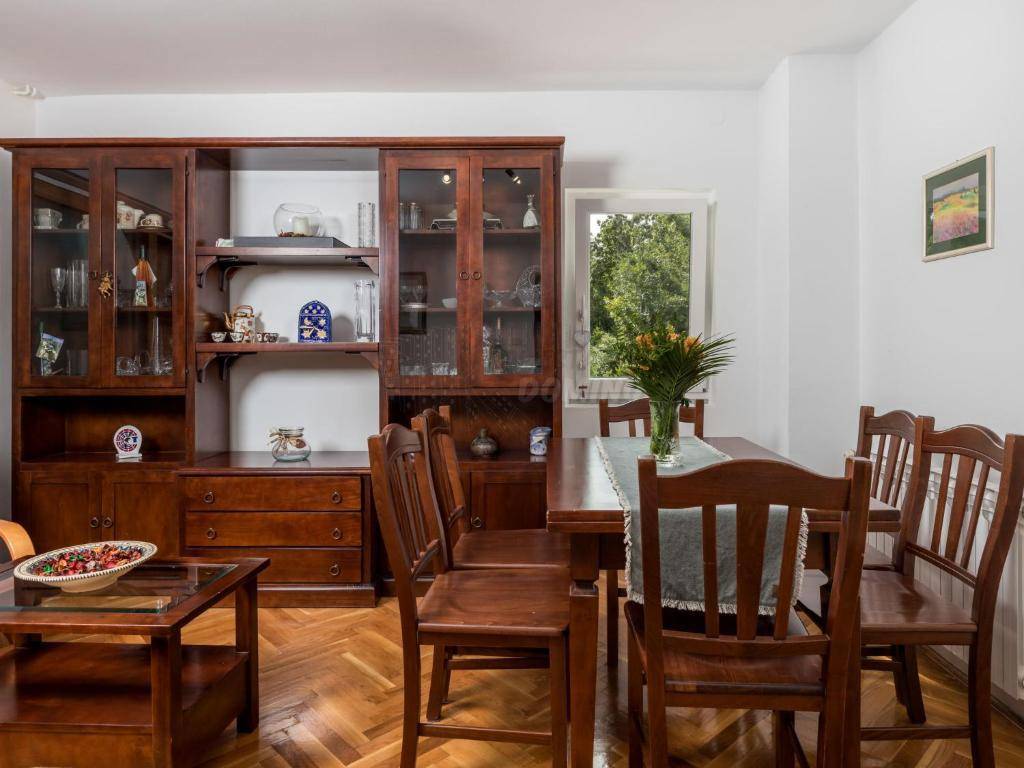 Hiša z bazenom in 6 spalnicami!! Mesto Krk - okolica!