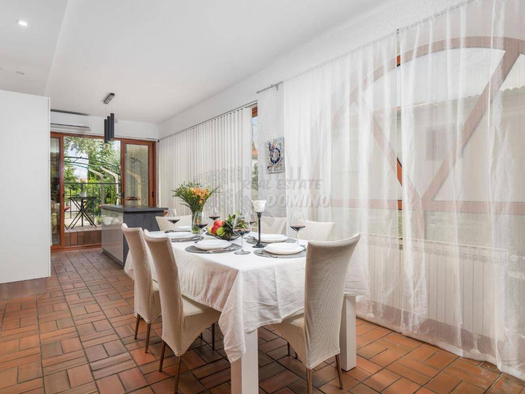 Hiša z bazenom in 6 spalnicami!! Mesto Krk - okolica!