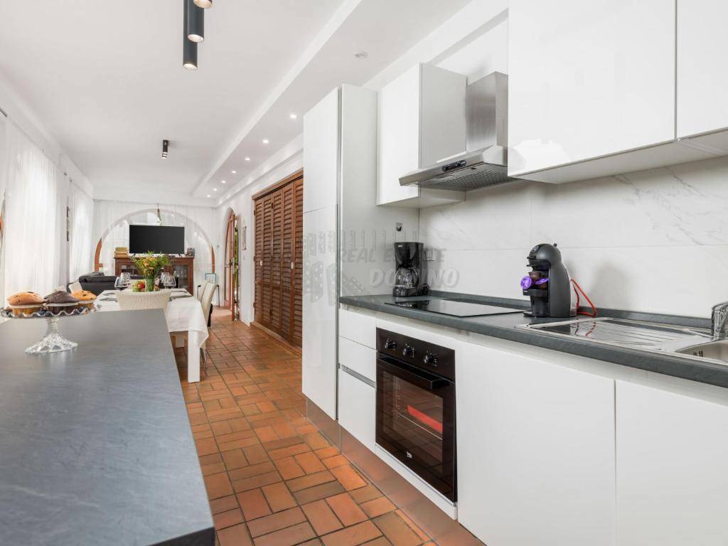 Hiša z bazenom in 6 spalnicami!! Mesto Krk - okolica!