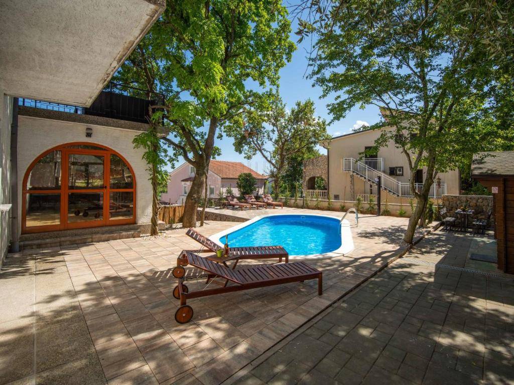 Hiša z bazenom in 6 spalnicami!! Mesto Krk - okolica!