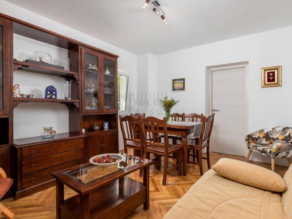 Hiša z bazenom in 6 spalnicami!! Mesto Krk - okolica!