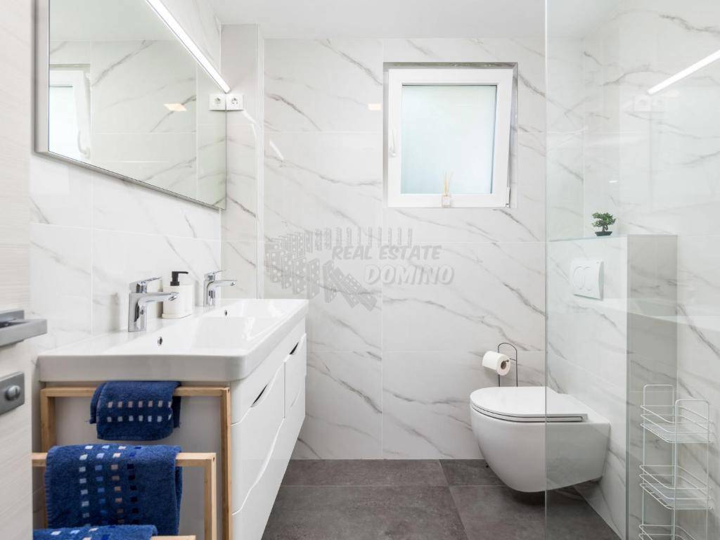 Hiša z bazenom in 6 spalnicami!! Mesto Krk - okolica!