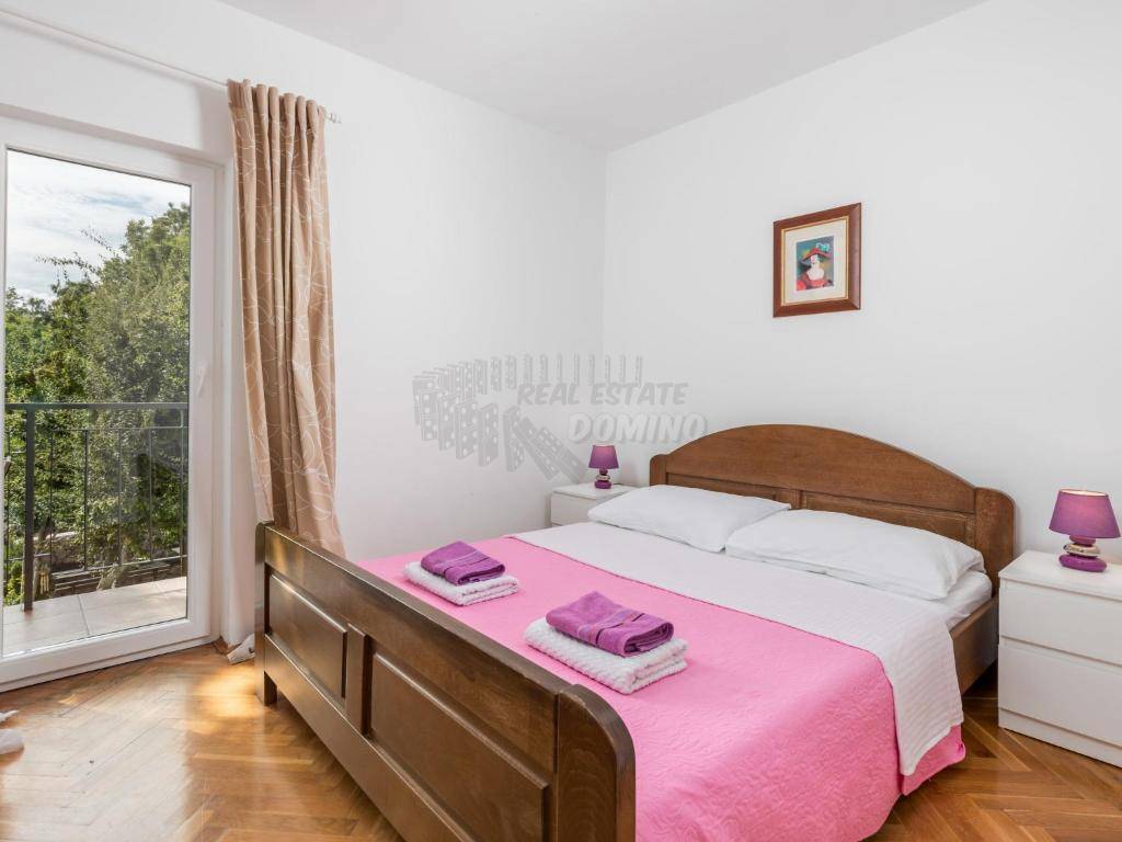 Hiša z bazenom in 6 spalnicami!! Mesto Krk - okolica!