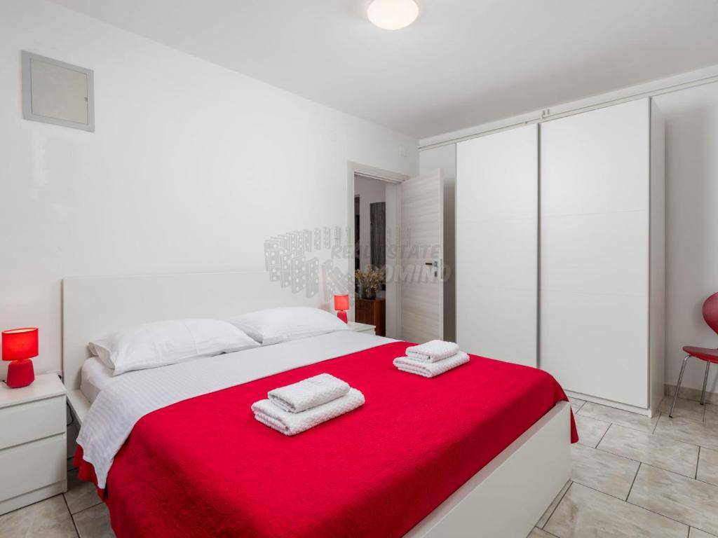 Hiša z bazenom in 6 spalnicami!! Mesto Krk - okolica!