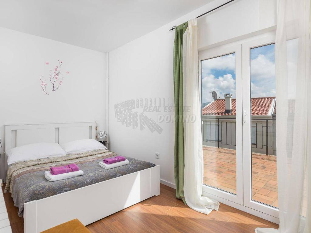 Hiša z bazenom in 6 spalnicami!! Mesto Krk - okolica!