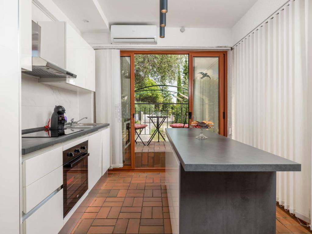 Hiša z bazenom in 6 spalnicami!! Mesto Krk - okolica!