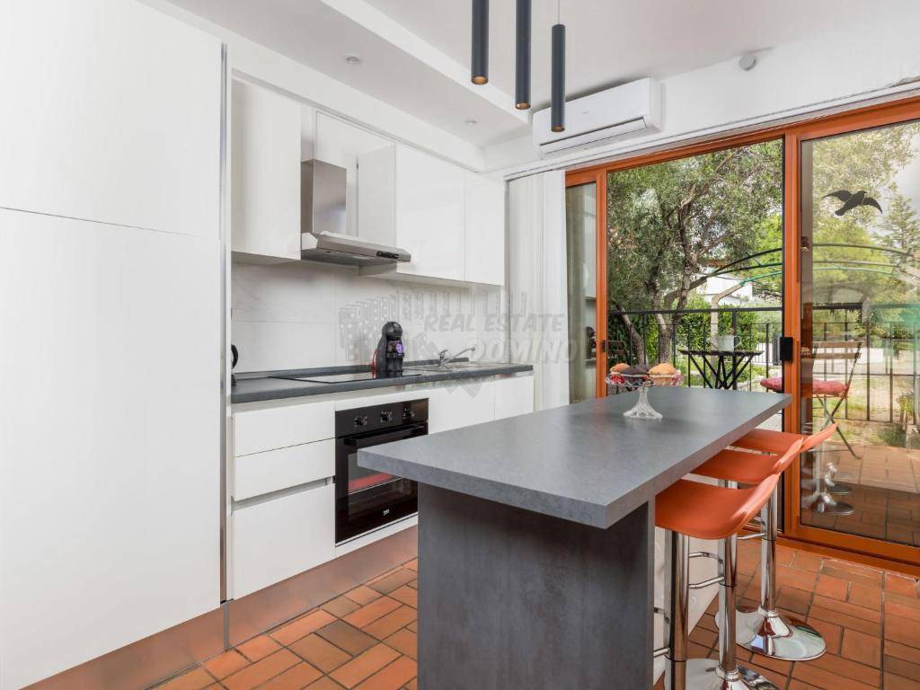 Hiša z bazenom in 6 spalnicami!! Mesto Krk - okolica!