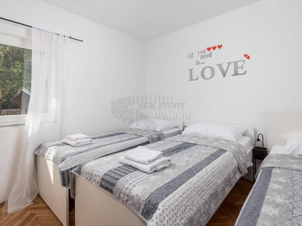 Hiša z bazenom in 6 spalnicami!! Mesto Krk - okolica!