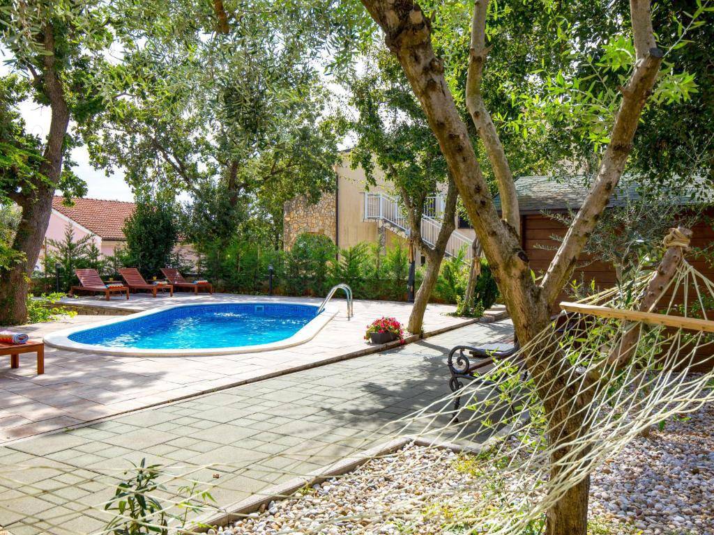 Hiša z bazenom in 6 spalnicami!! Mesto Krk - okolica!